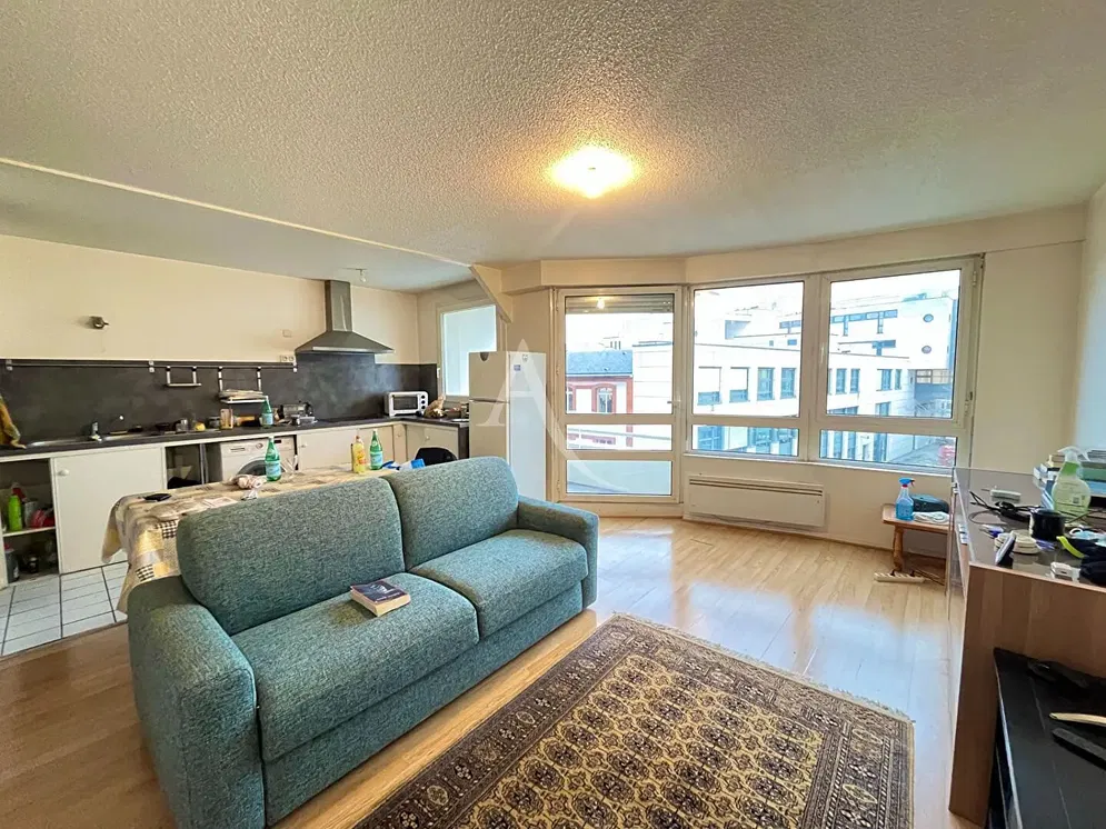 Dnevna soba; drveni pod, prirodno svjetlo, moderni stil, visoki plafoni