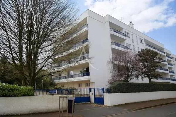 Soggiorno; pavimento in legno, luce naturale, stile moderno, soffitti alti