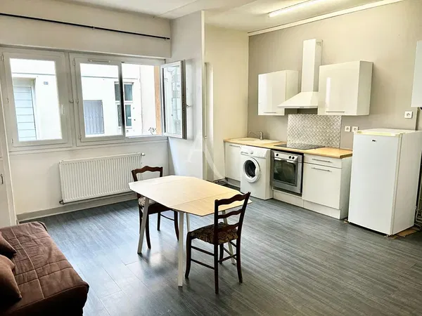 Soggiorno; pavimento in legno, luce naturale, stile moderno, soffitti alti