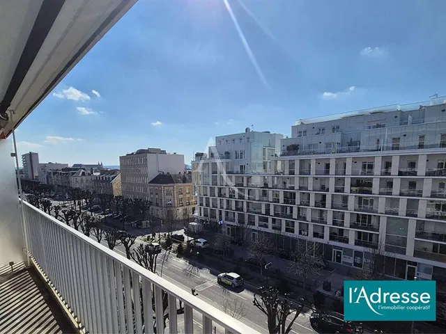 Soggiorno; pavimento in legno, luce naturale, stile moderno, soffitti alti