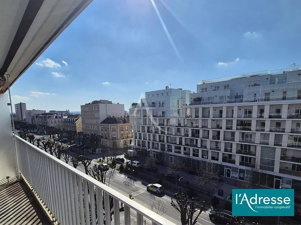 Soggiorno; pavimento in legno, luce naturale, stile moderno, soffitti alti