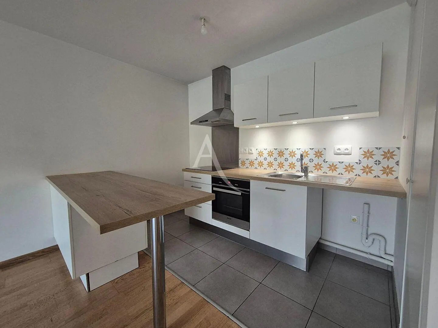 Wohnzimmer; holzboden, tageslicht, moderner stil, hohe decken