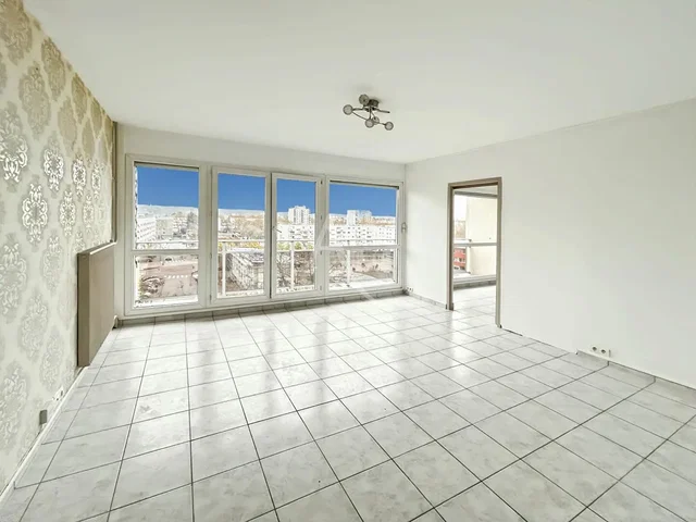Living room; wood floor, natural light, modern style, high ceiling