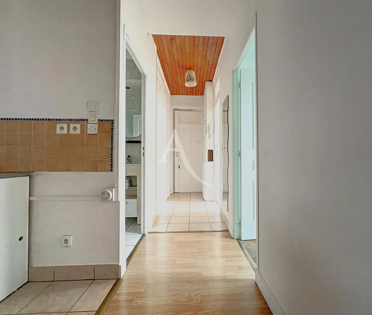 Wohnzimmer; holzboden, tageslicht, moderner stil, hohe decken