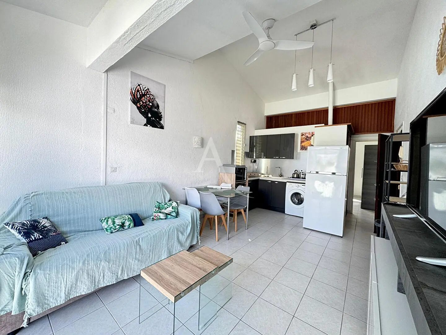 Σαλόνι; ξύλινο πάτωμα, φυσικό φως, μοντέρνο στυλ, ψηλά ταβάνια