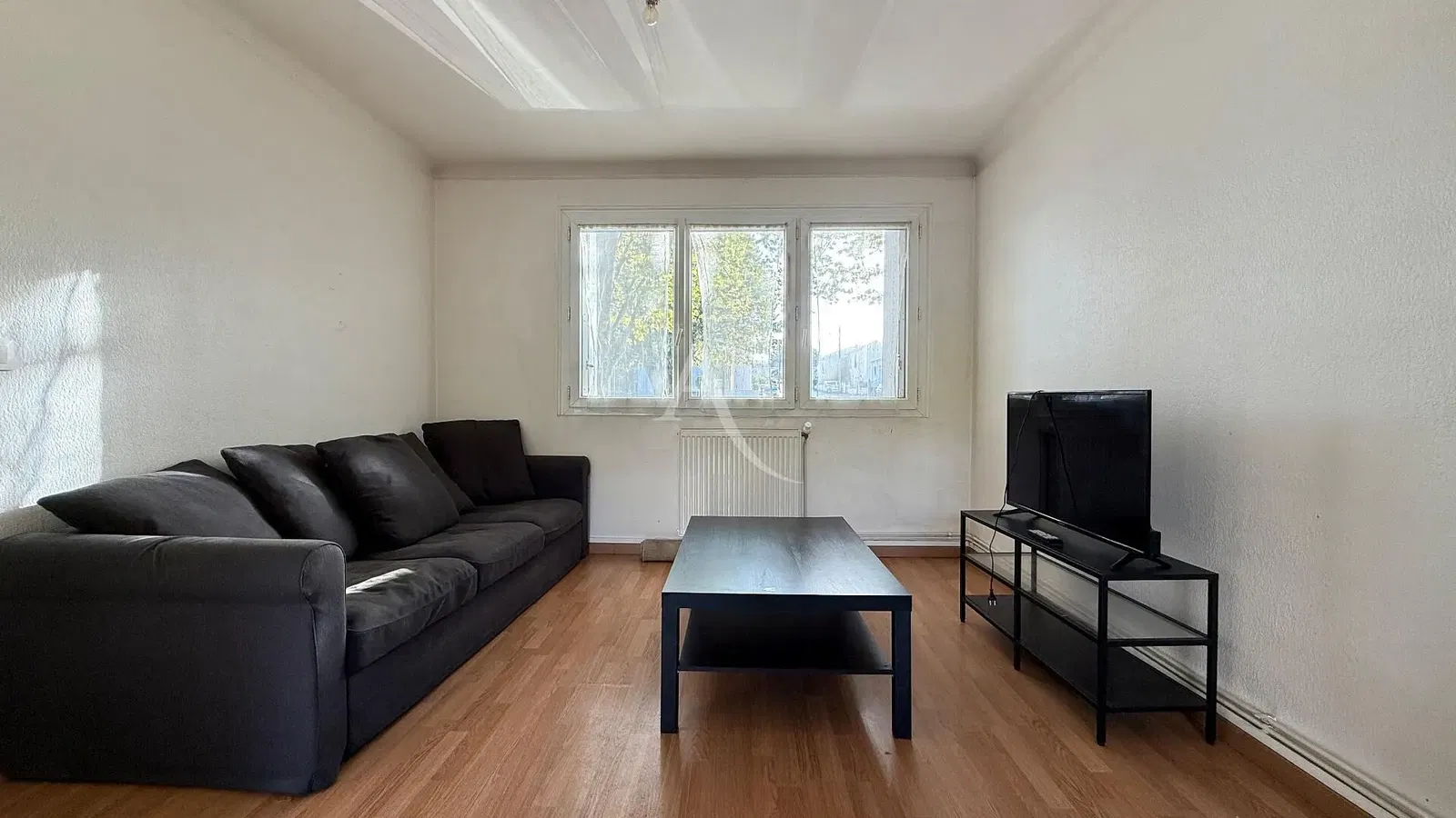 Wohnzimmer; holzboden, tageslicht, moderner stil, hohe decken