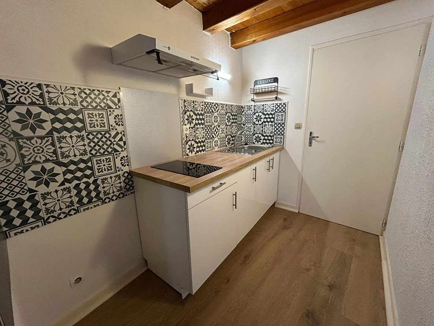 Soggiorno; pavimento in legno, luce naturale, stile moderno, soffitti alti