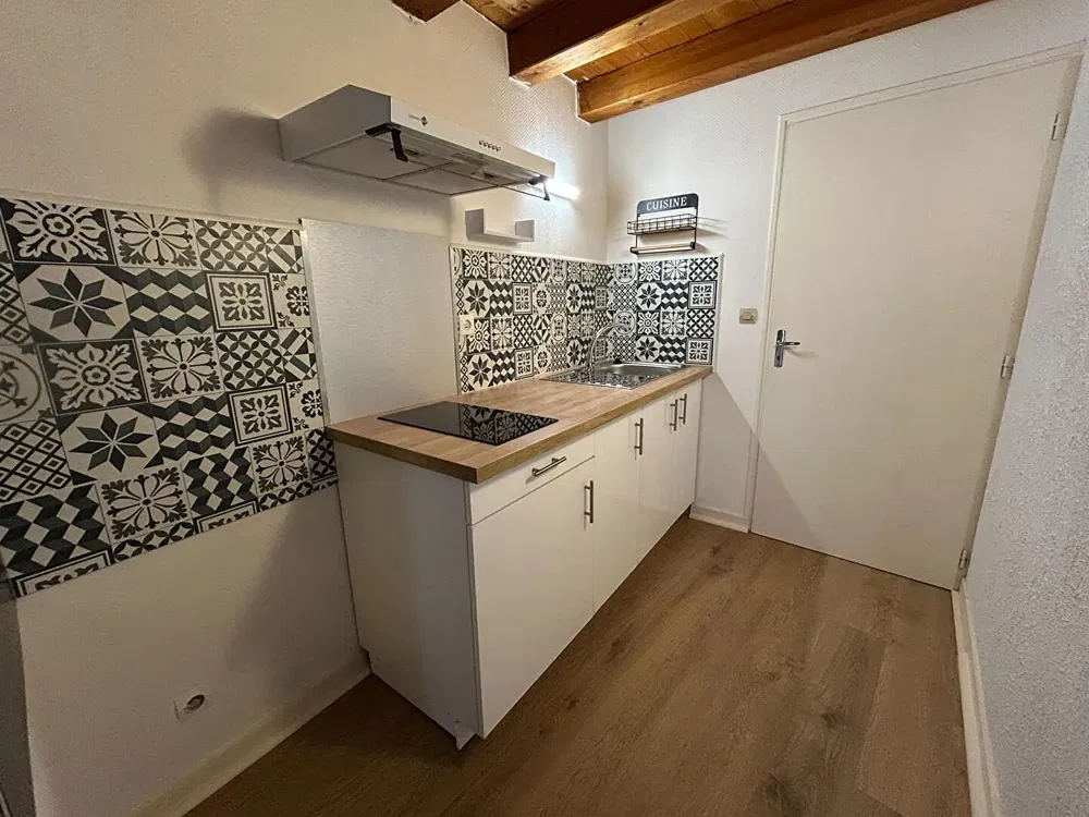 Soggiorno; pavimento in legno, luce naturale, stile moderno, soffitti alti