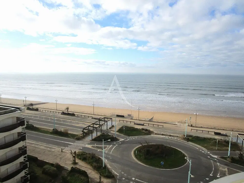 Wohnzimmer; holzboden, tageslicht, moderner stil, hohe decken