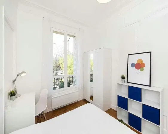 Хол; дървен под, естествена светлина, модерен стил, високи тавани