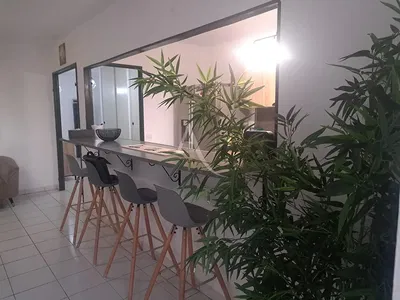 Soggiorno; pavimento in legno, luce naturale, stile moderno, soffitti alti