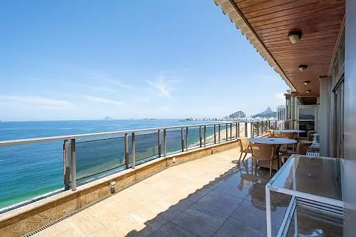 Soggiorno; pavimento in legno, luce naturale, stile moderno, soffitti alti