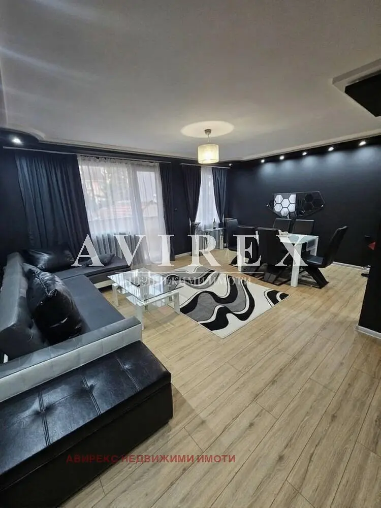 Soggiorno; pavimento in legno, luce naturale, stile moderno, soffitti alti