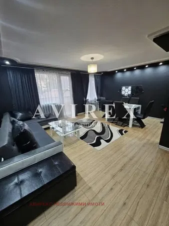 Soggiorno; pavimento in legno, luce naturale, stile moderno, soffitti alti