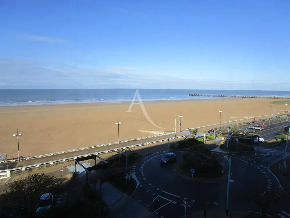 Dnevna soba; drveni pod, prirodno svjetlo, moderni stil, visoki plafoni