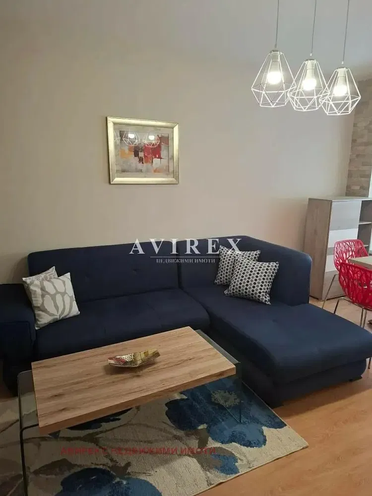 Soggiorno; pavimento in legno, luce naturale, stile moderno, soffitti alti