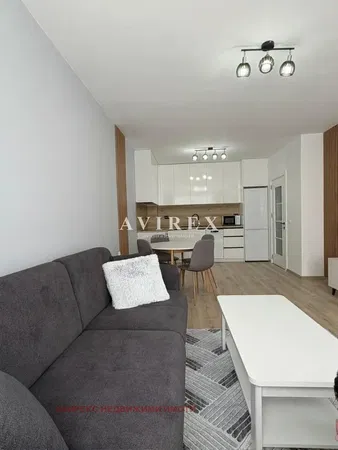 Soggiorno; pavimento in legno, luce naturale, stile moderno, soffitti alti