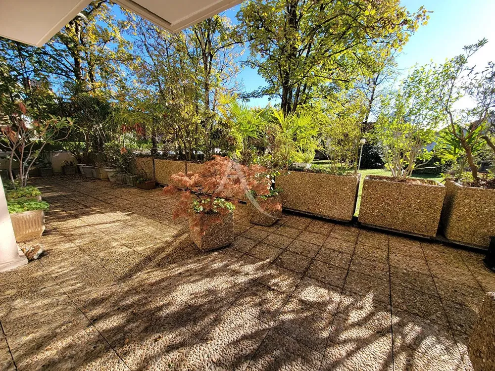 Salon; parquet, lumière naturelle, style moderne, hauteur sous plafond