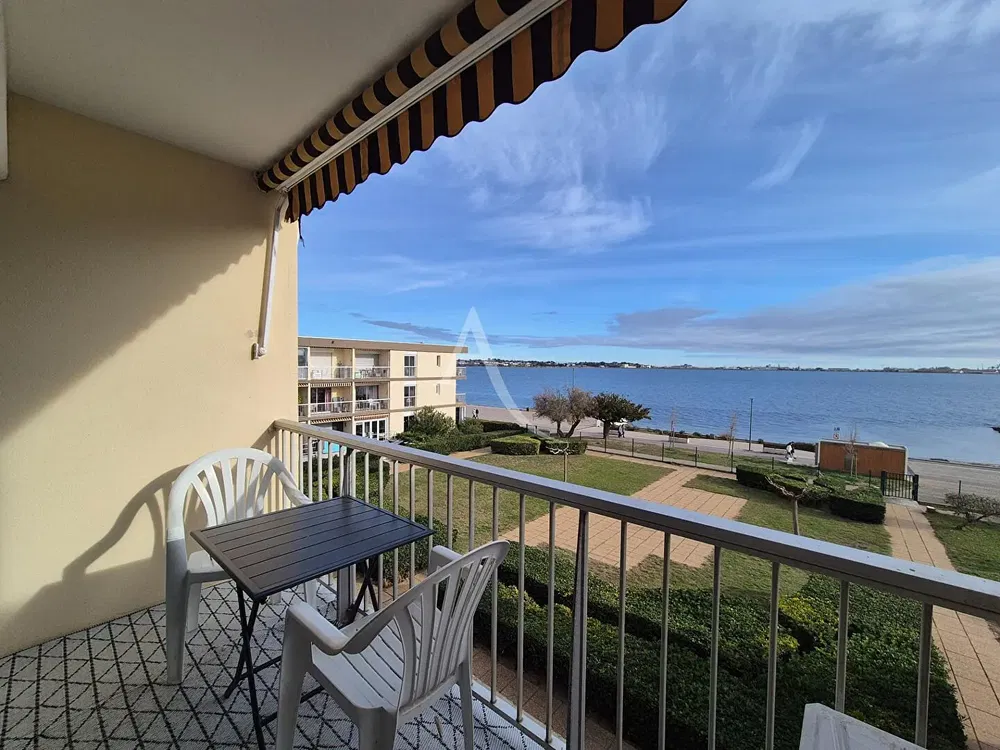 Σαλόνι; ξύλινο πάτωμα, φυσικό φως, μοντέρνο στυλ, ψηλά ταβάνια