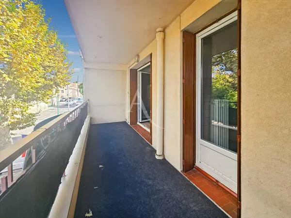 Kuhinja; kuhinjski aparati, drveni pod, prirodno svjetlo, moderni stil, renoviran