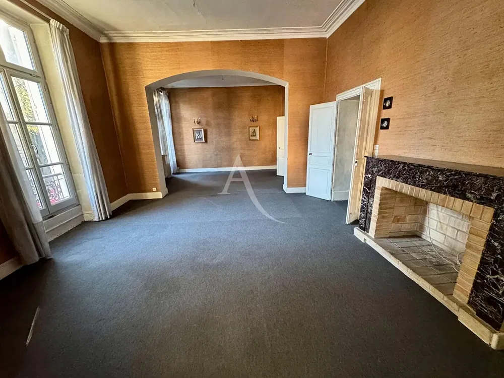 Σαλόνι; ξύλινο πάτωμα, φυσικό φως, μοντέρνο στυλ, ψηλά ταβάνια