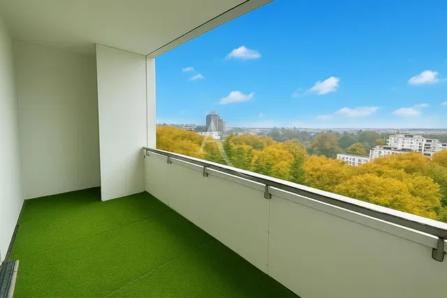 Woonkamer; houten vloer, natuurlijk licht, moderne stijl, hoge plafonds