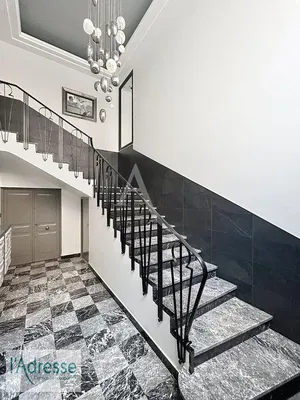 Dnevna soba; drveni pod, prirodno svjetlo, moderni stil, visoki plafoni