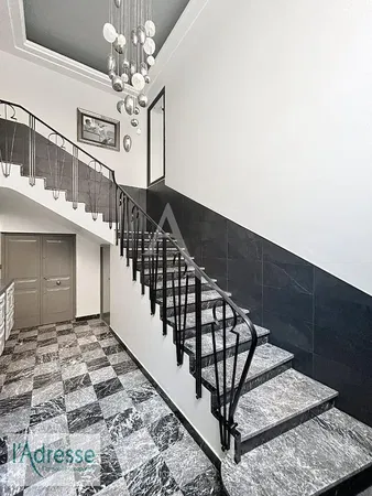 Dnevna soba; drveni pod, prirodno svjetlo, moderni stil, visoki plafoni