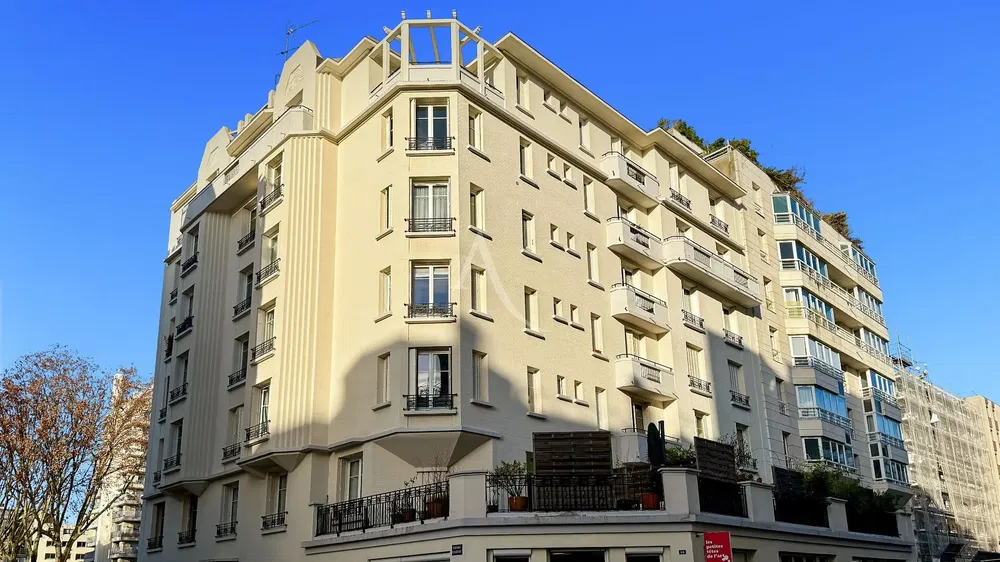 Soggiorno; pavimento in legno, luce naturale, stile moderno, soffitti alti