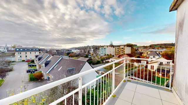 Living room; wood floor, natural light, modern style, high ceiling