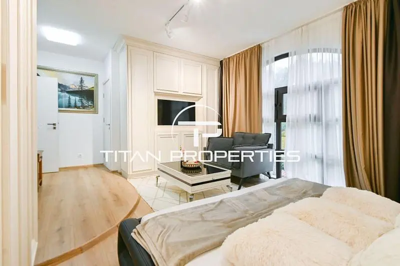 Wohnzimmer; holzboden, tageslicht, moderner stil, hohe decken