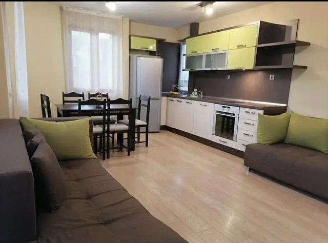 Living room; wood floor, natural light, modern style, high ceiling