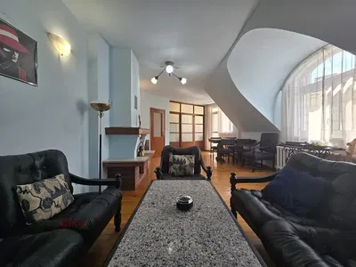 Σαλόνι; ξύλινο πάτωμα, φυσικό φως, μοντέρνο στυλ, ψηλά ταβάνια