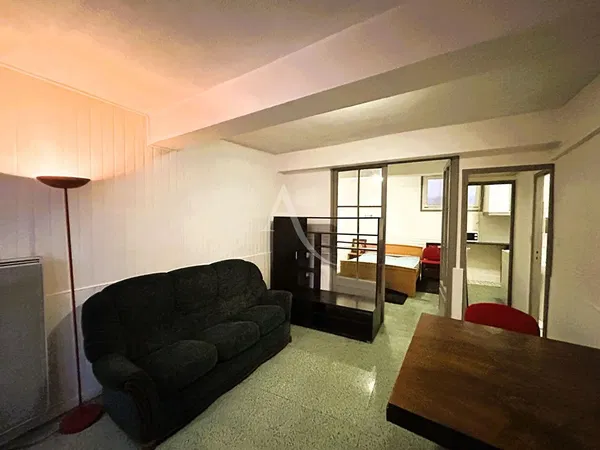 Σαλόνι; ξύλινο πάτωμα, φυσικό φως, μοντέρνο στυλ, ψηλά ταβάνια