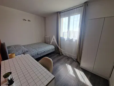 Dnevni boravak; drveni pod, prirodna svjetlost, moderan stil, visoki stropovi