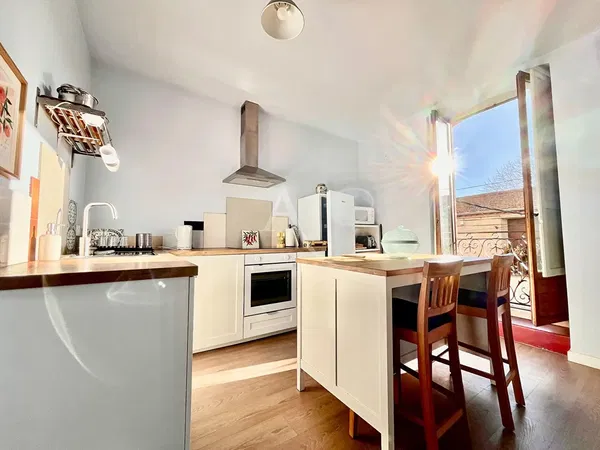 Σαλόνι; ξύλινο πάτωμα, φυσικό φως, μοντέρνο στυλ, ψηλά ταβάνια