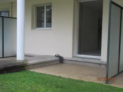 Woonkamer; houten vloer, natuurlijk licht, moderne stijl, hoge plafonds