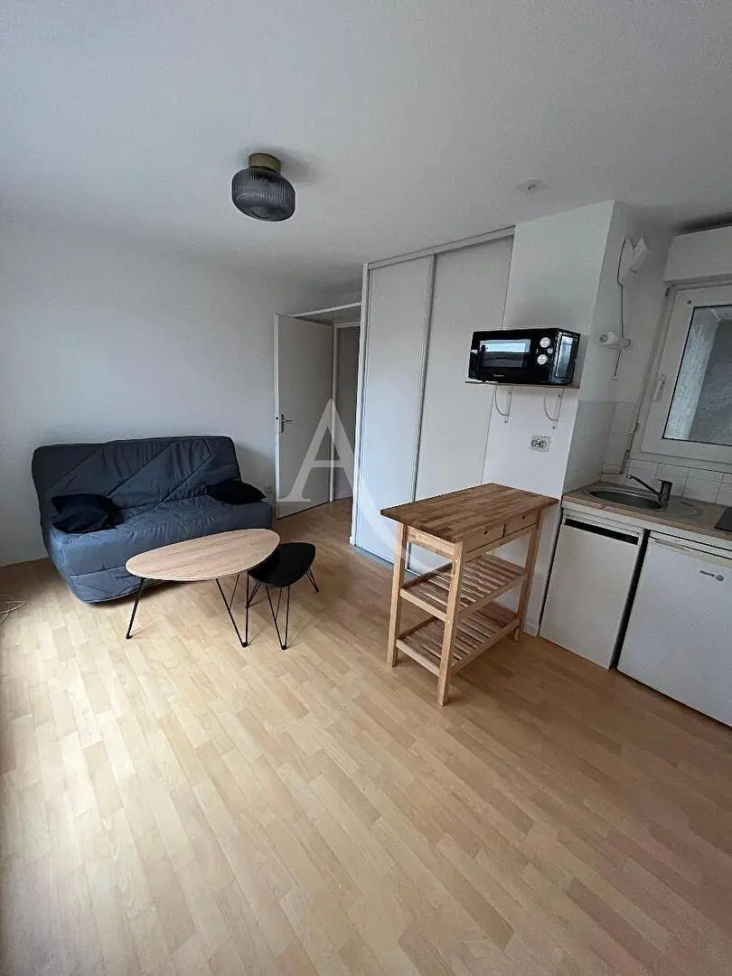 Σαλόνι; ξύλινο πάτωμα, φυσικό φως, μοντέρνο στυλ, ψηλά ταβάνια