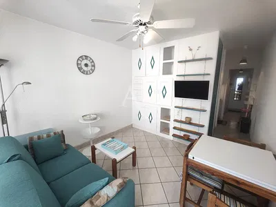 Κουζίνα; συσκευές κουζίνας, ξύλινο πάτωμα, φυσικό φως, μοντέρνο στυλ, ανακαινισμένο