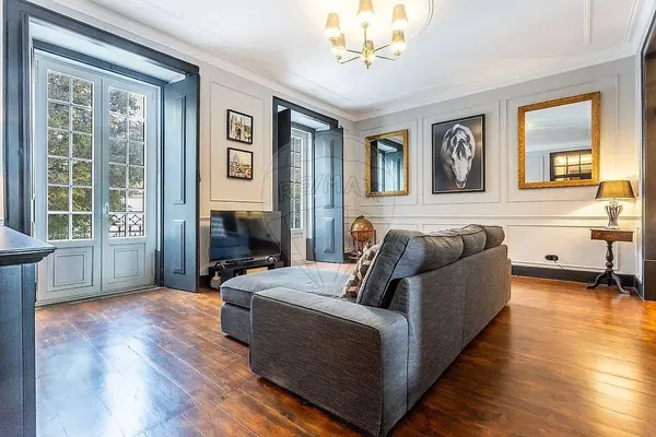 Living room; wood floor, natural light, modern style, high ceiling
