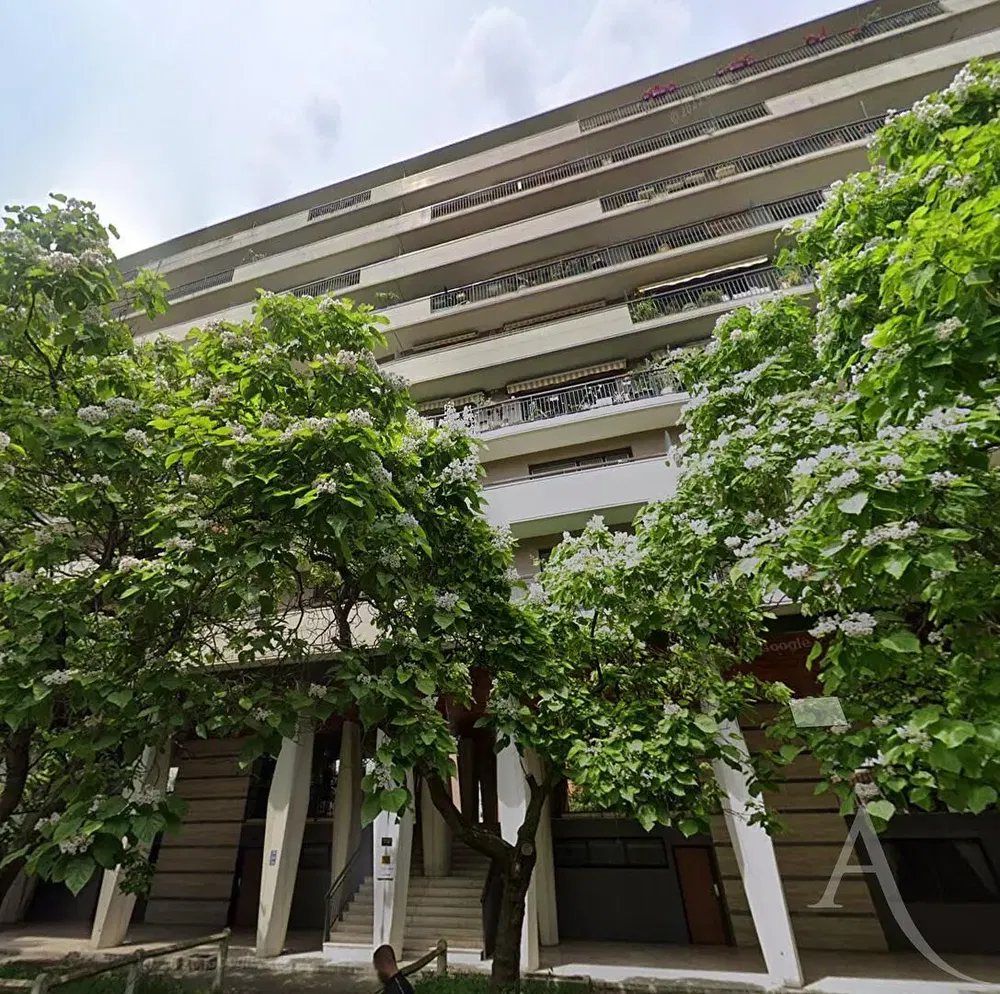 Wohnzimmer; holzboden, tageslicht, moderner stil, hohe decken