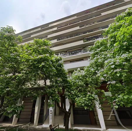 Хол; дървен под, естествена светлина, модерен стил, високи тавани