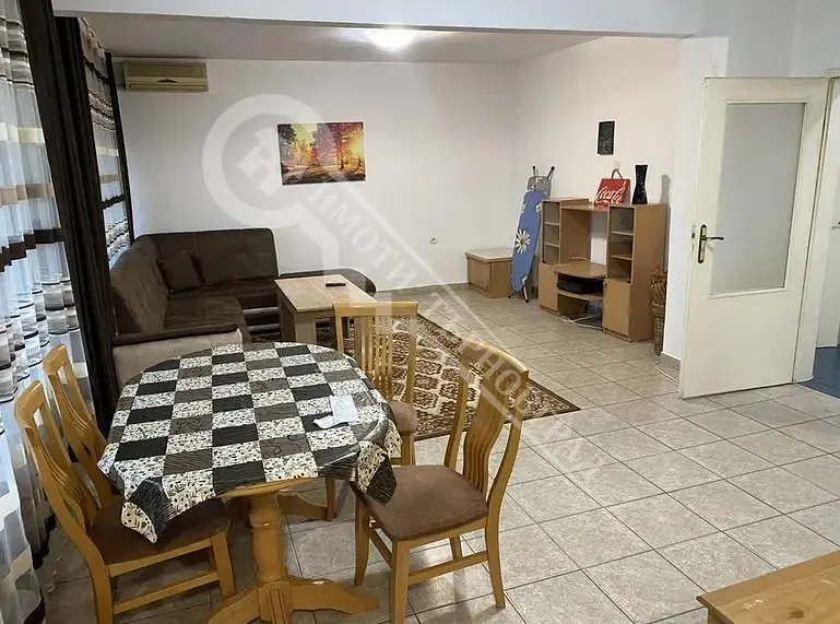 Σαλόνι; ξύλινο πάτωμα, φυσικό φως, μοντέρνο στυλ, ψηλά ταβάνια