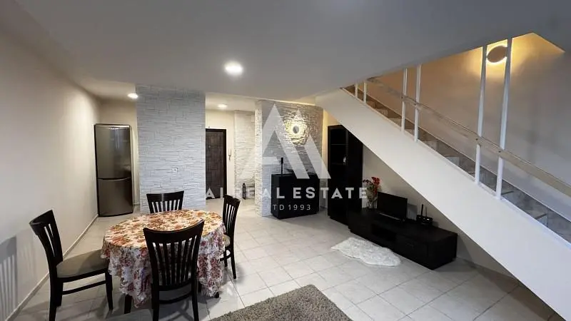 Wohnzimmer; holzboden, tageslicht, moderner stil, hohe decken