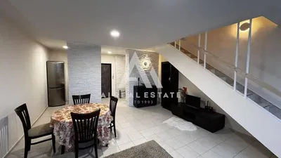 Wohnzimmer; holzboden, tageslicht, moderner stil, hohe decken