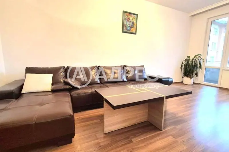 Wohnzimmer; holzboden, tageslicht, moderner stil, hohe decken