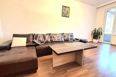 Wohnzimmer; holzboden, tageslicht, moderner stil, hohe decken