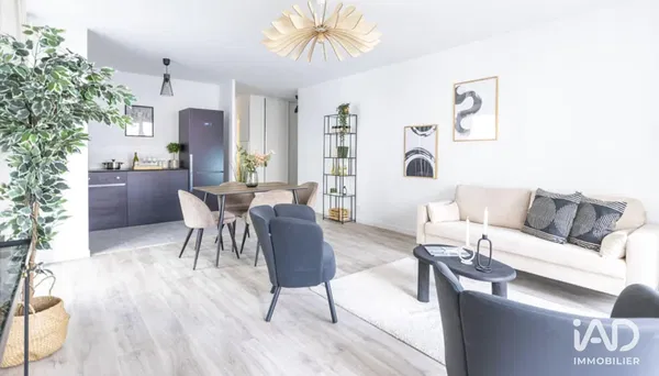 Wohnzimmer; holzboden, tageslicht, moderner stil, hohe decken