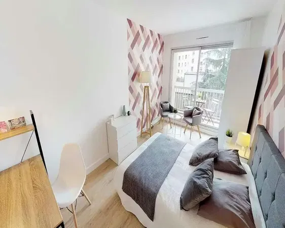 Salon; parquet, lumière naturelle, style moderne, hauteur sous plafond