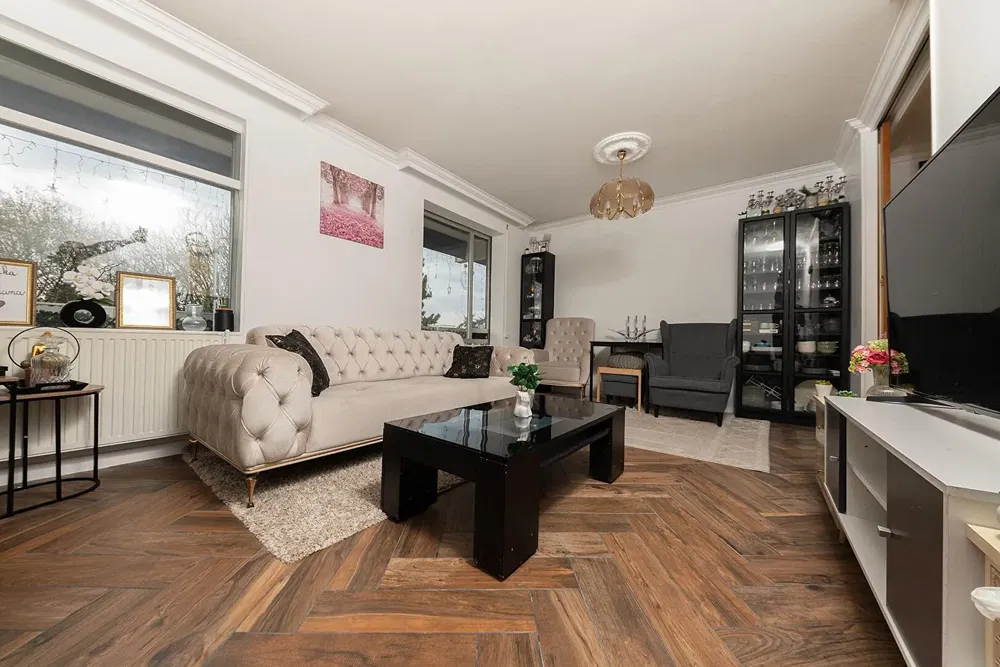 Salón; suelo de madera, luz natural, estilo moderno, techos altos